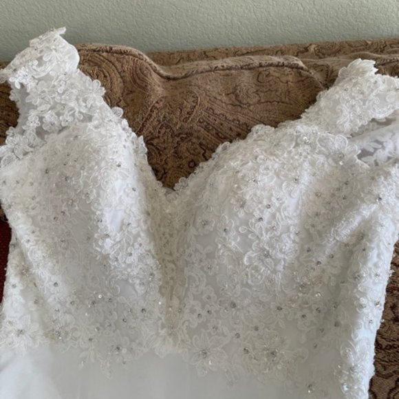 Beautiful Mori Lee Ivory Wedding Dress - Picture 3 of 14